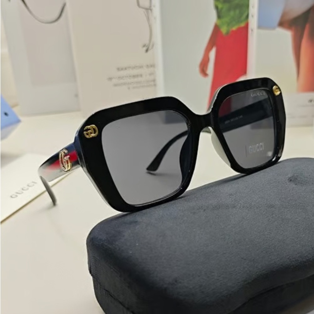 GUCCI Oversized Sunglasses: Chic Shades Style